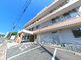 ゆったりとした外観の建物
