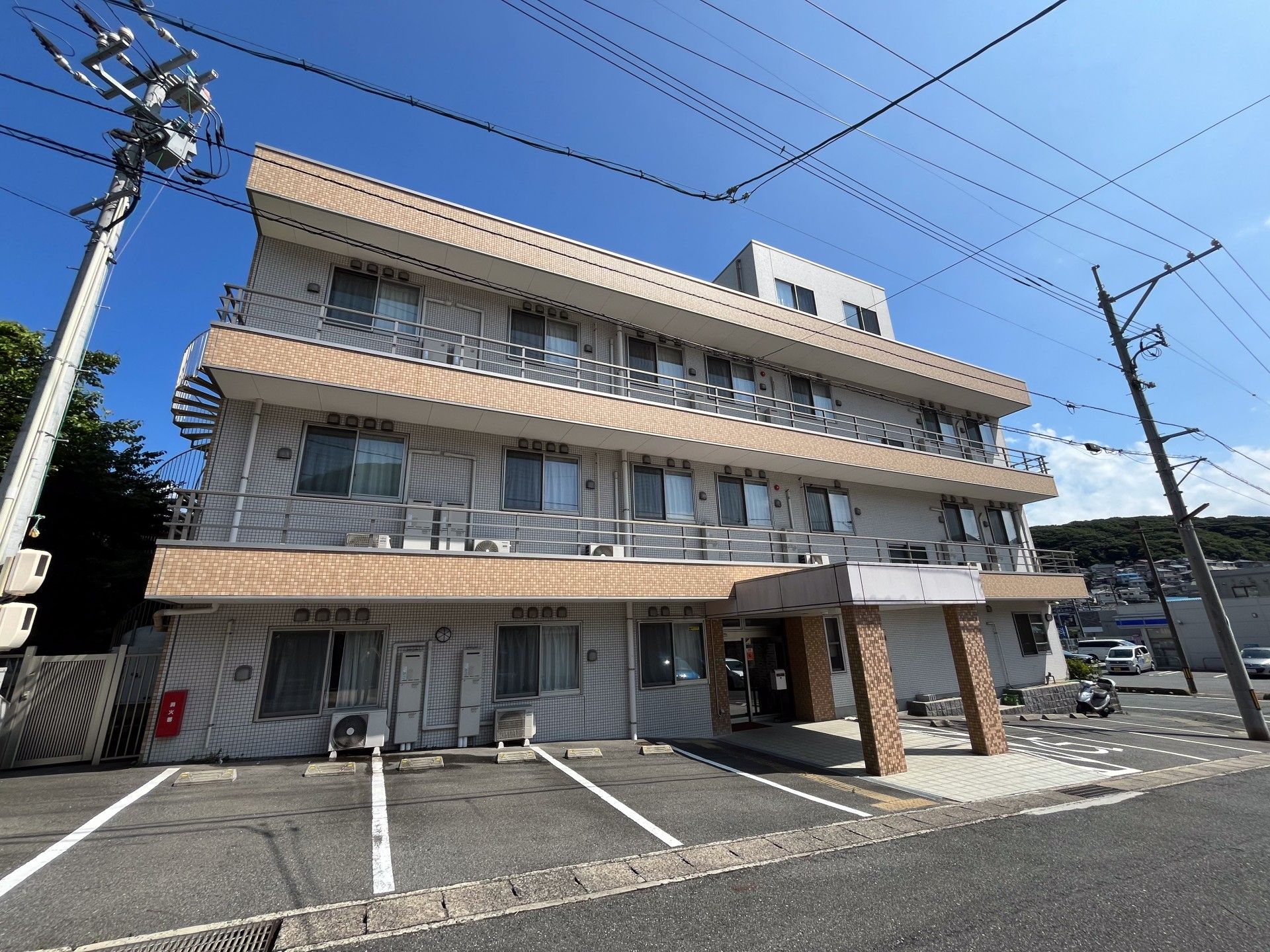 多階層の建物外観