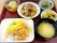 ちらし寿司や野菜の煮物、みそ汁、和え物やフルーツなどが並んだ木製のトレー。