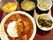 ゴロゴロと野菜が入ったカレーをメインに、みそ汁やシロップ漬けフルーツ、野菜の和え物などがある。