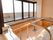 大きな窓のある浴室