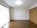 フローリングの部屋には家具や家電は置かれていない。大きな窓にはレースカーテンとカーテンが付いている。