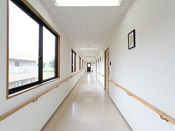 両サイドに設置されたまっすぐな廊下には絵画が飾られ、手すりが付いている。左側には窓もある。