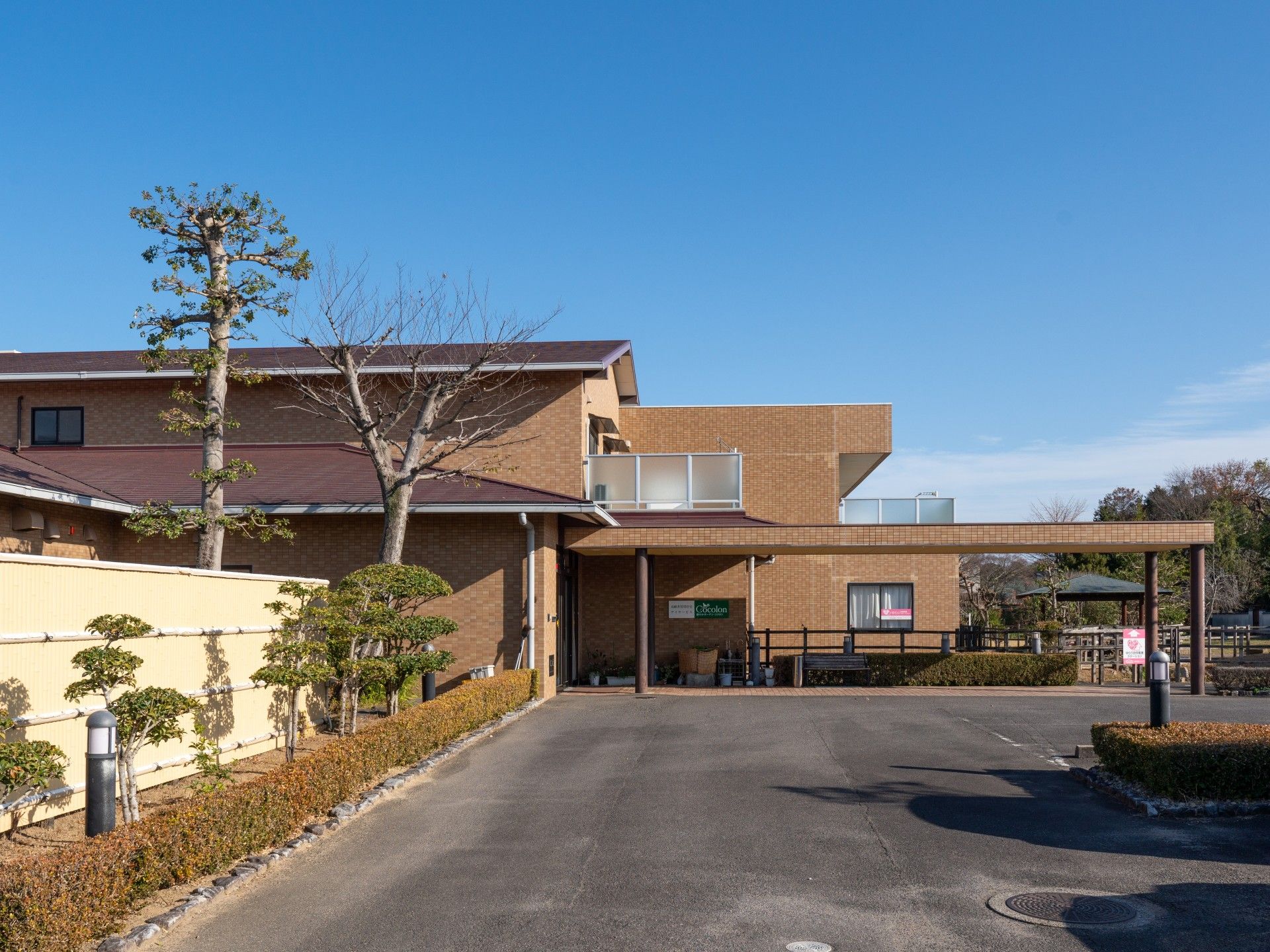 広い駐車場のある建物