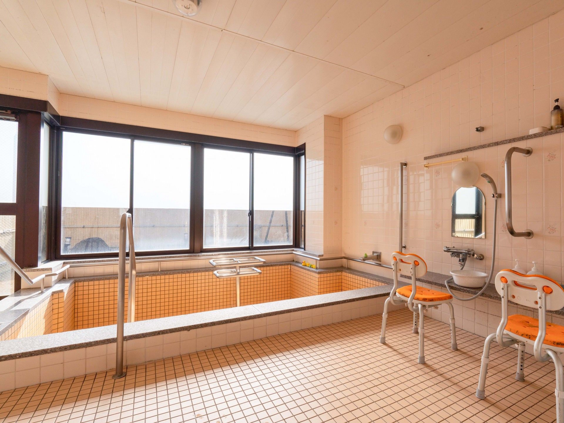 広い窓のある浴室