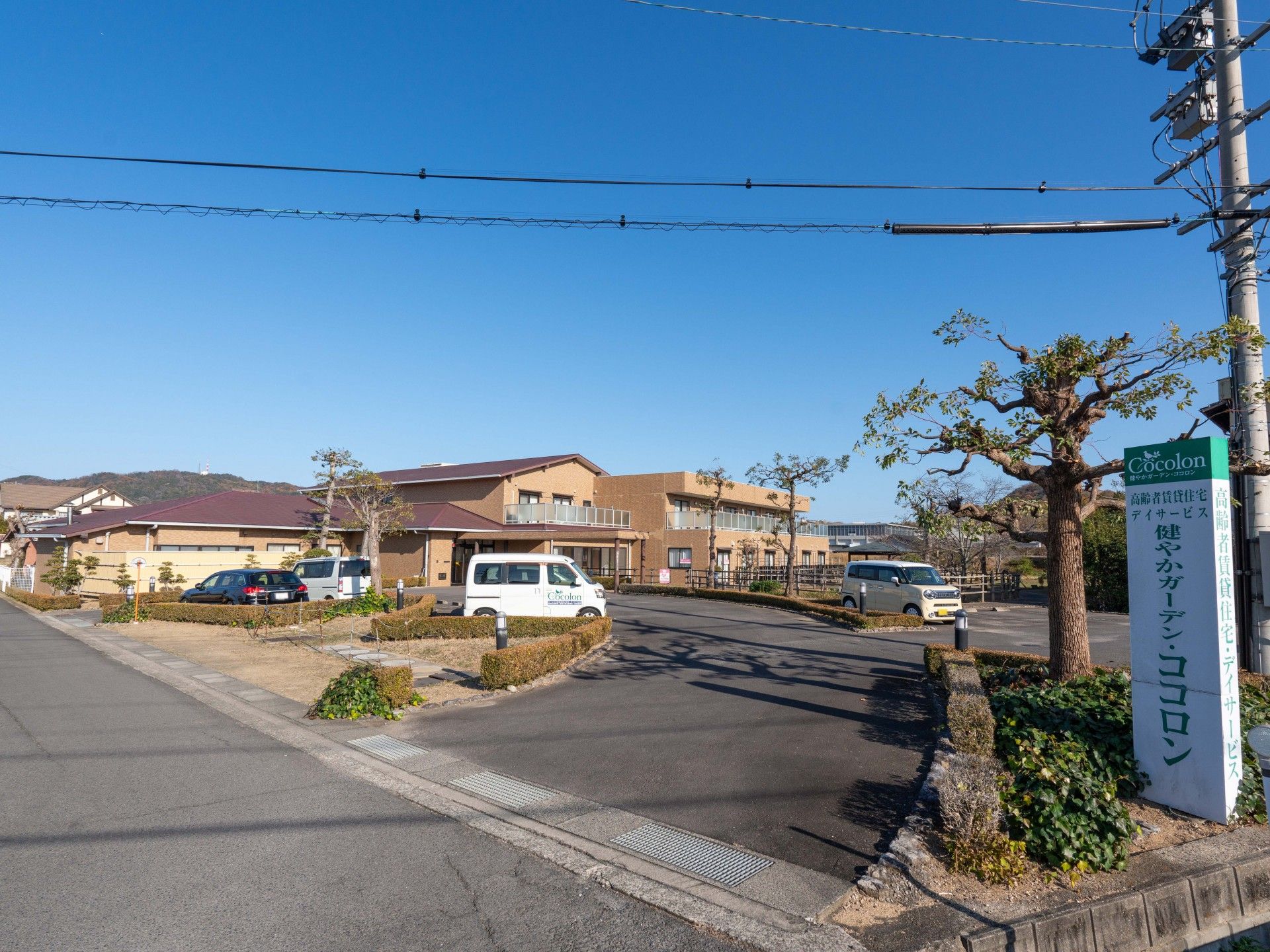 広い駐車場のある建物