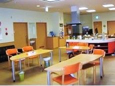 長方形のテーブルセットが複数置かれたスペースには本格的なキッチンも付いている。