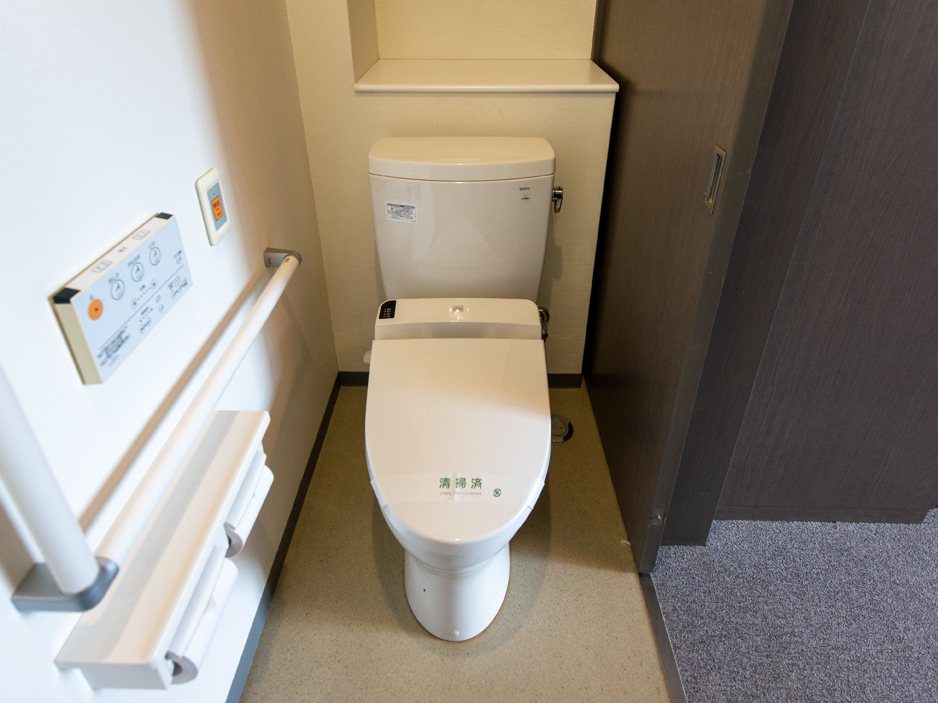 手すりが取り付けられているトイレ