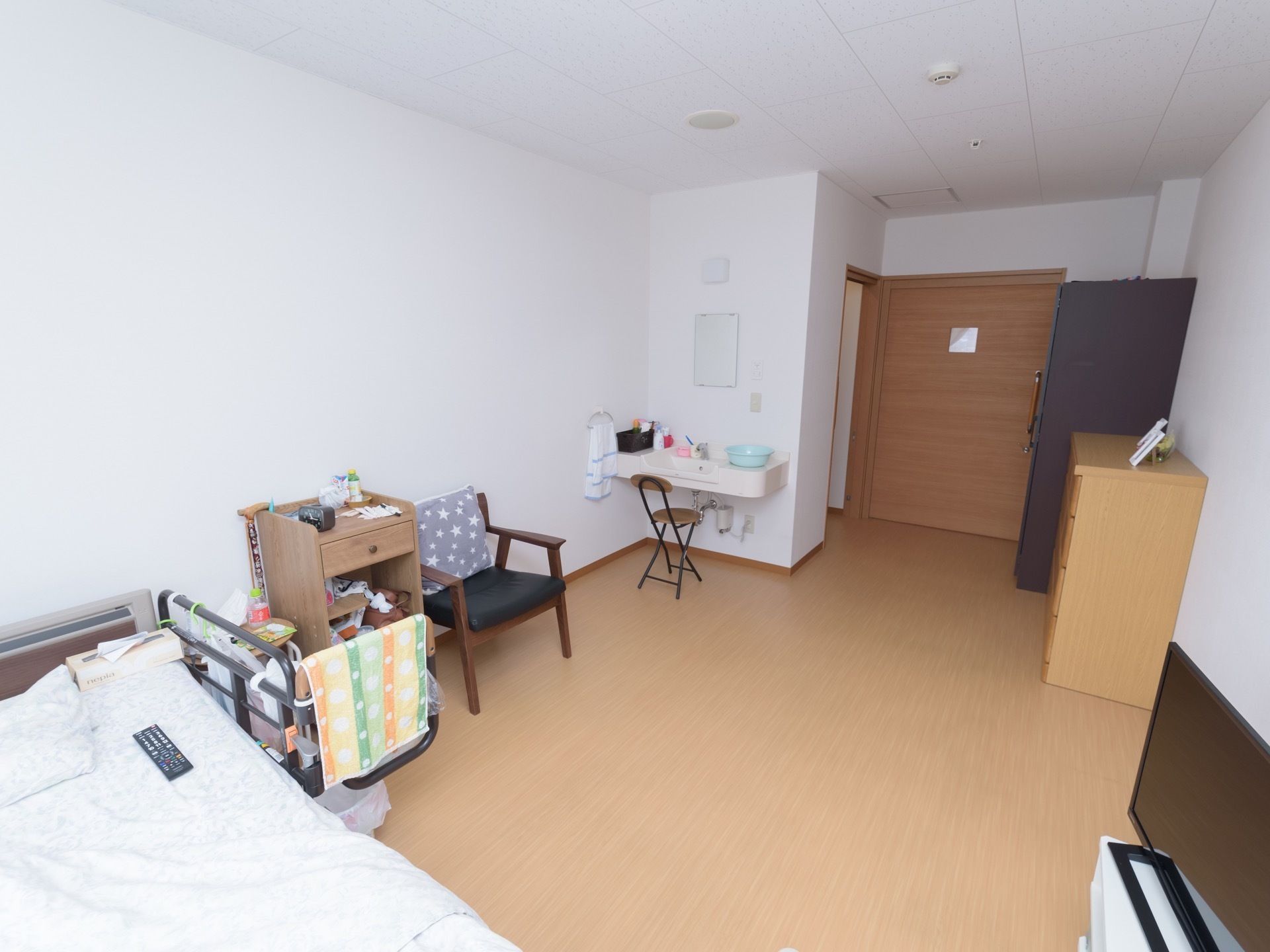 フローリングのワンルームの洋室タイプの居室である。スライド式の扉が使用されており、間口が広い設計となっている。