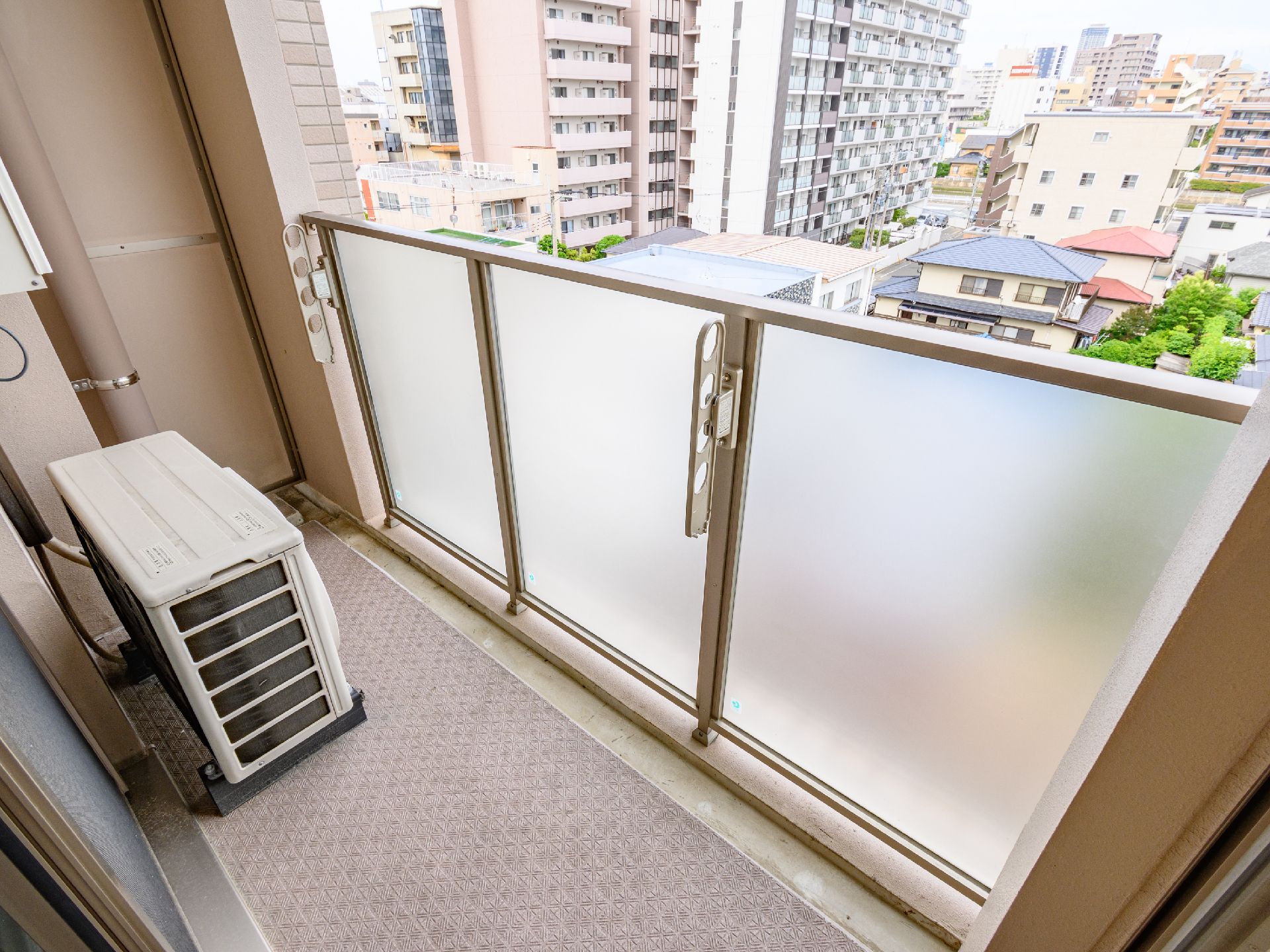 住宅街を見ることができるベランダ