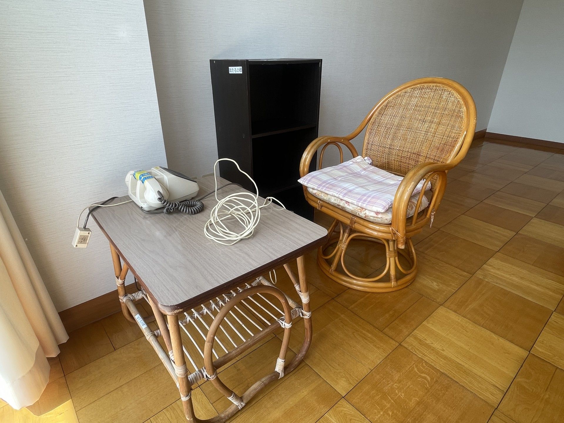 くつろぎの椅子と机