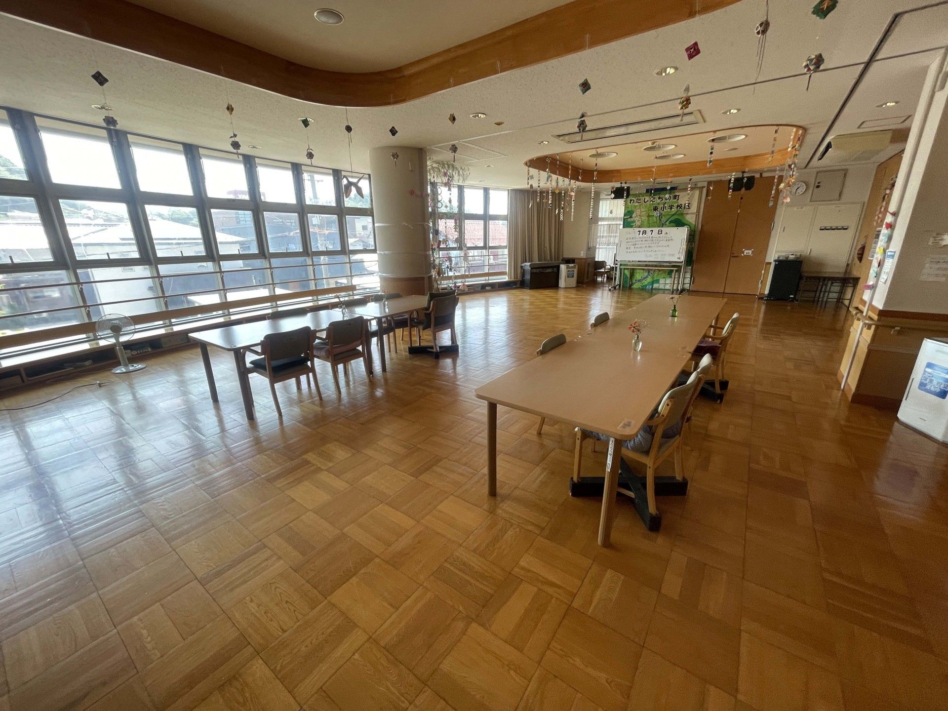 広い窓のある明るい部屋