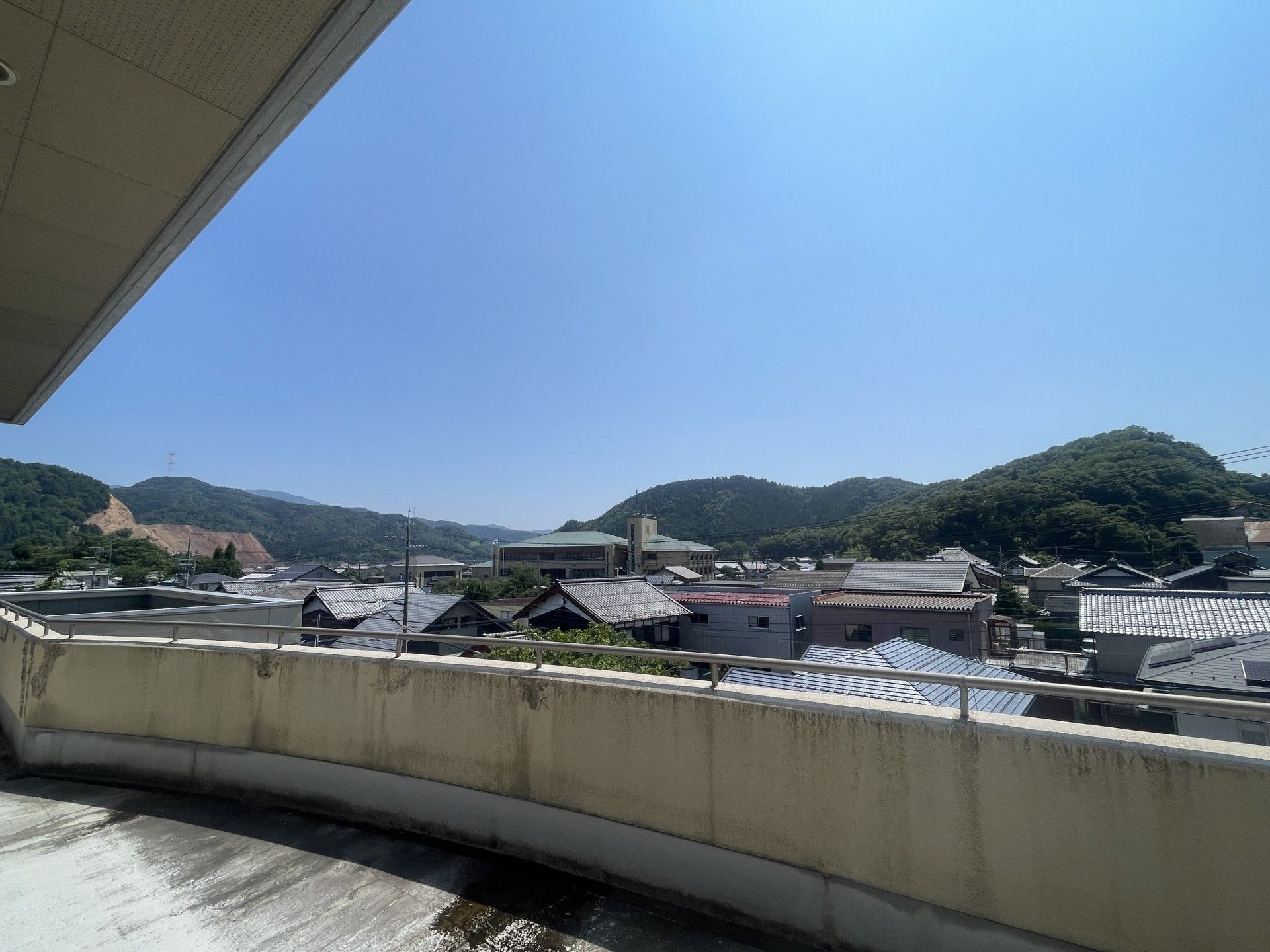 山々を望む広いバルコニー