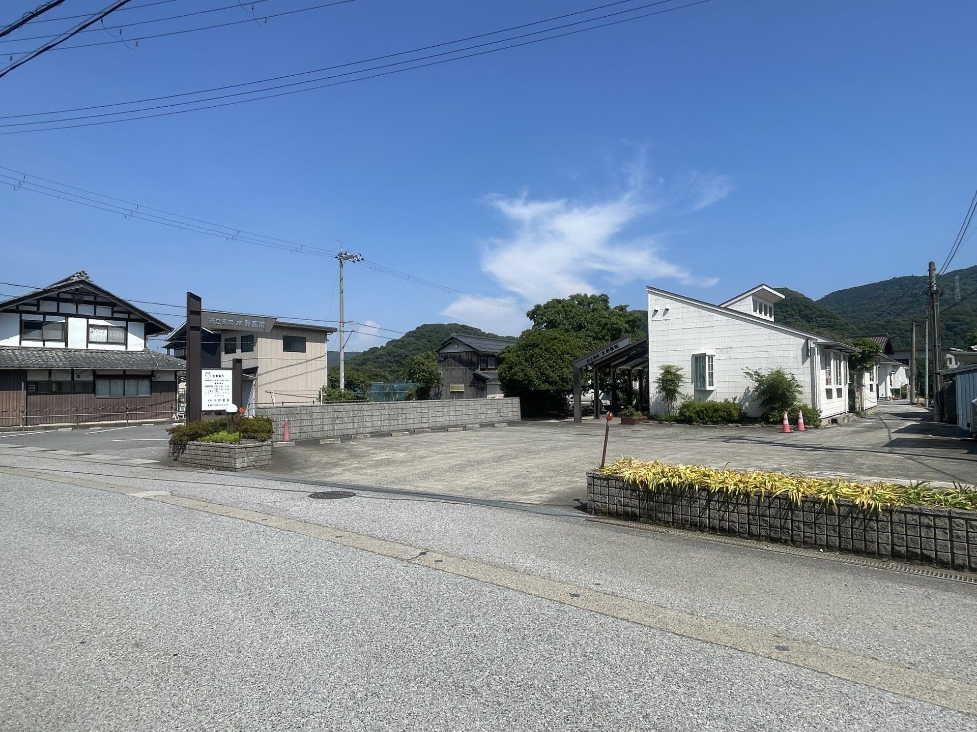 青空の下の建物外観