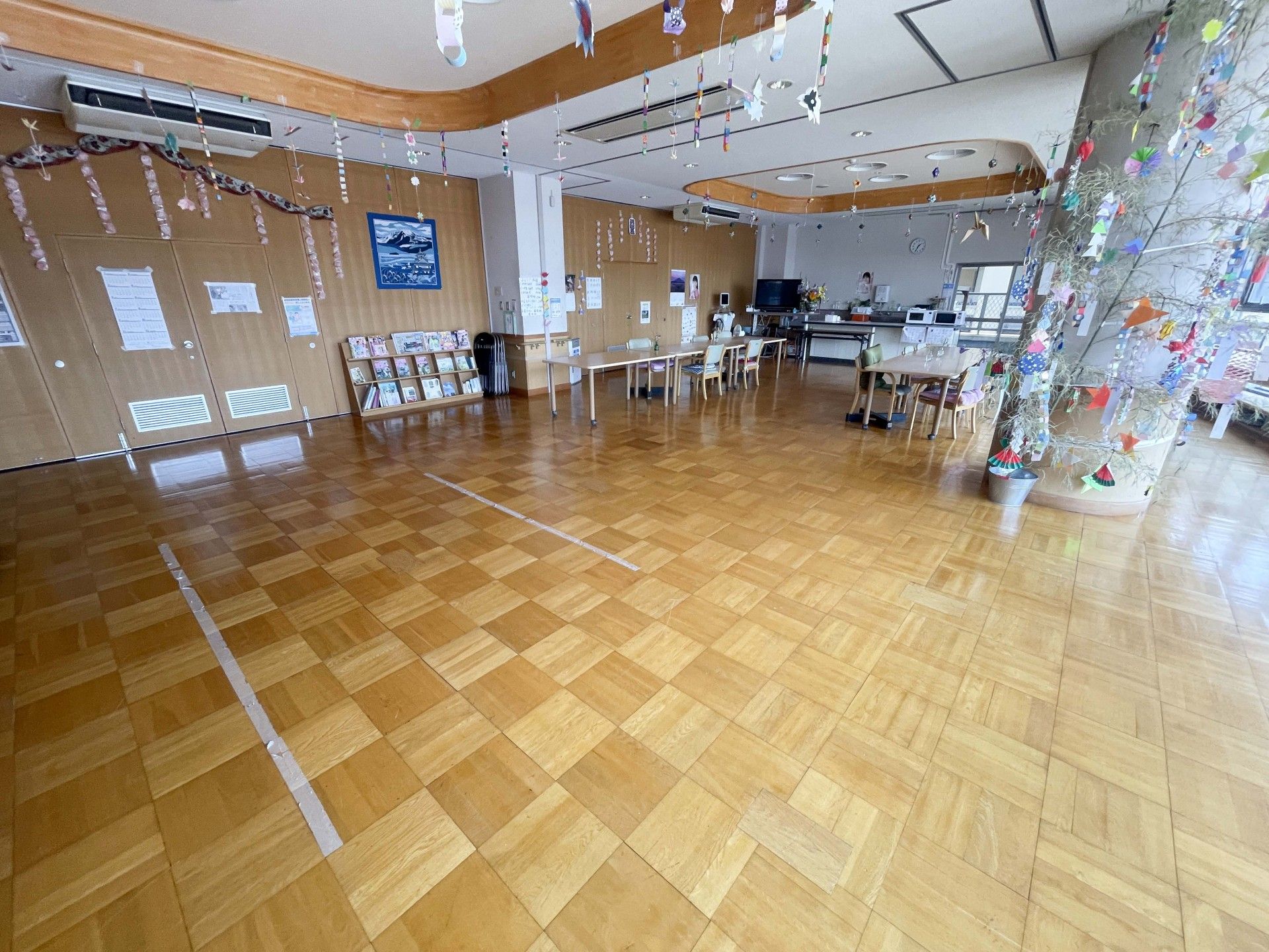 ステンレス製のキッチンは足元にスペースがあり、車いす対応の仕様。