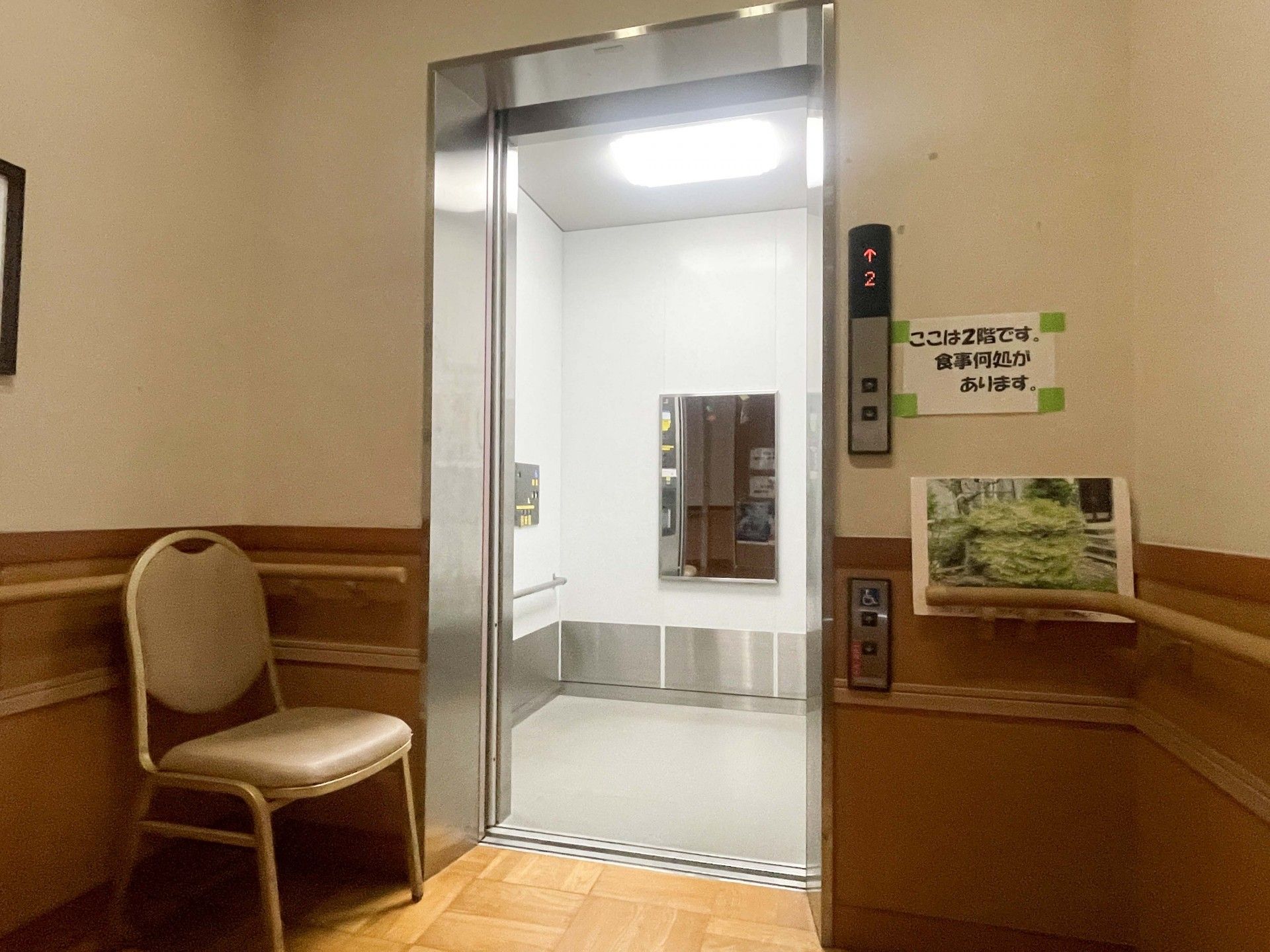 椅子とエレベーターの前