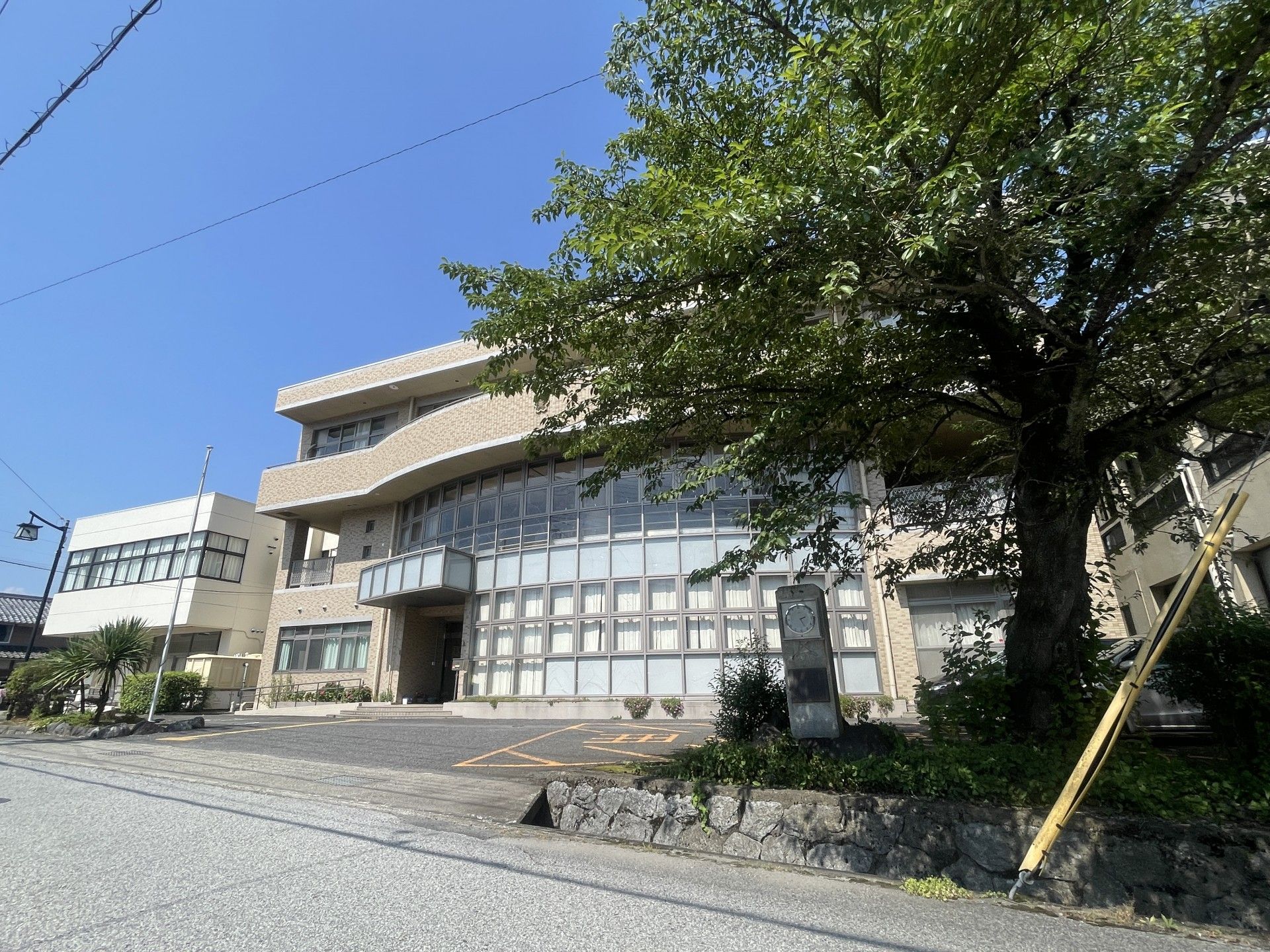 機械浴が完備され、介護度が高い人にも対応しているタイル張りの浴室は一部木目調の壁になっている。