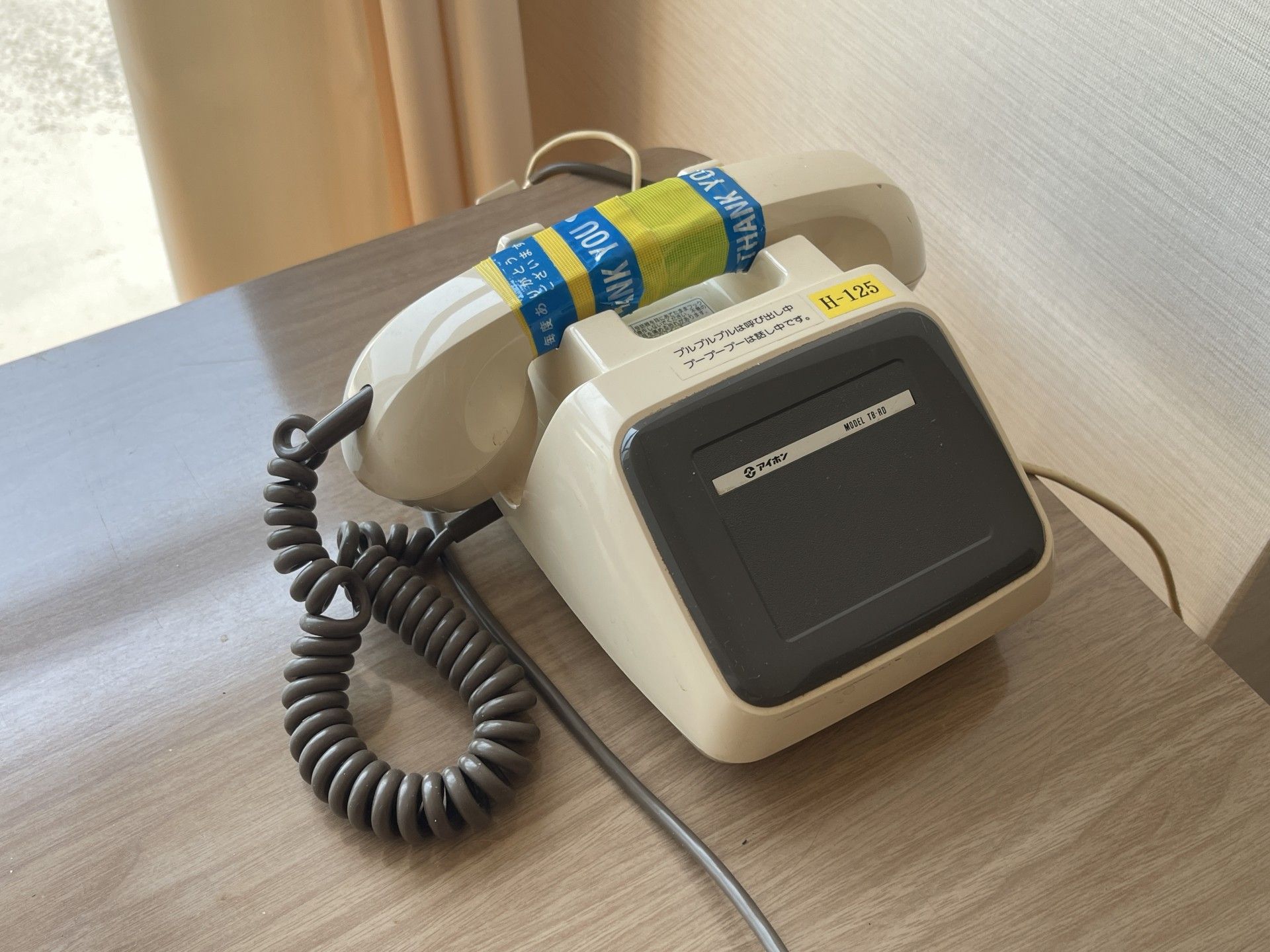 レトロな電話機の机