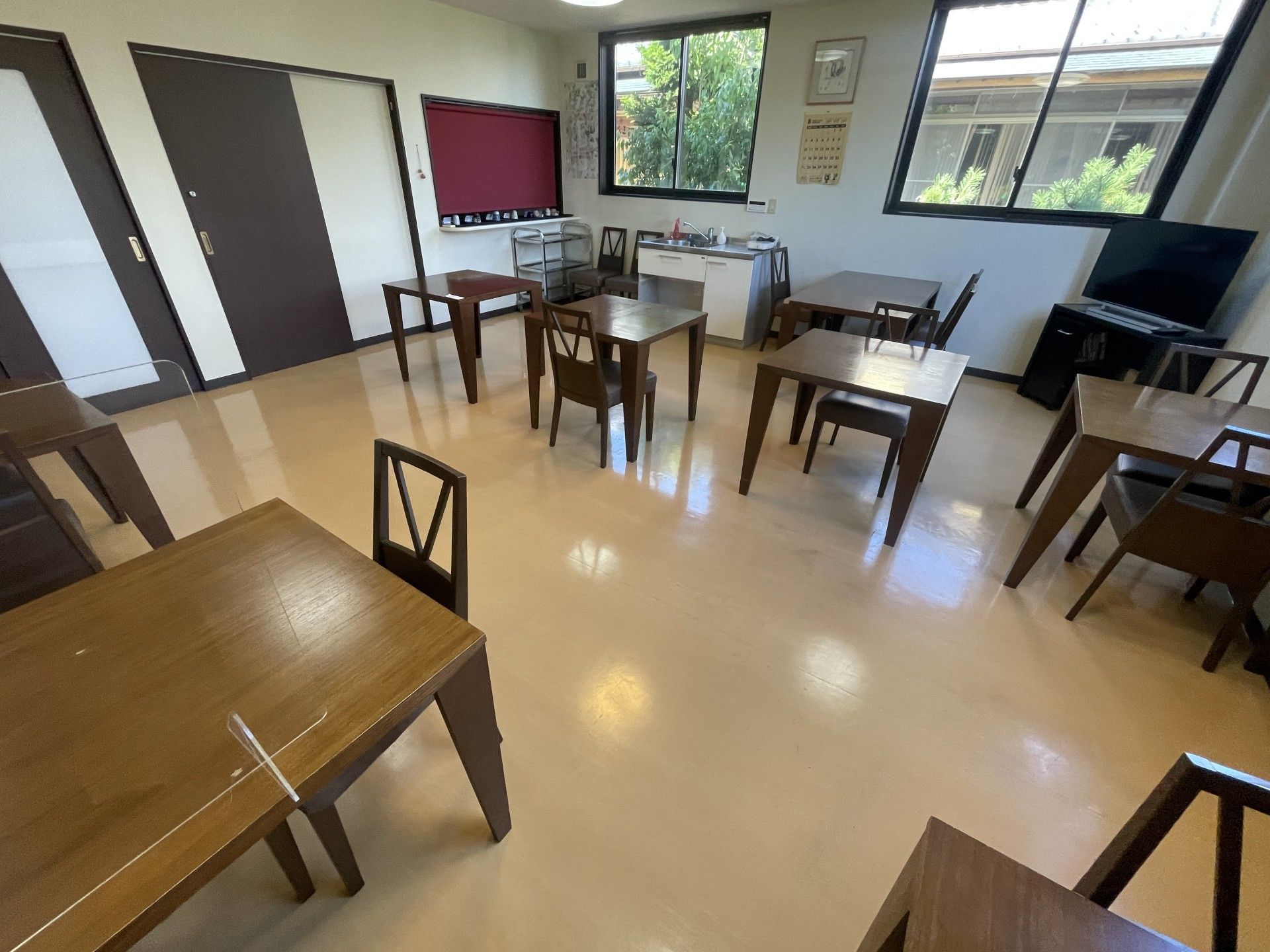 明るい食事スペース