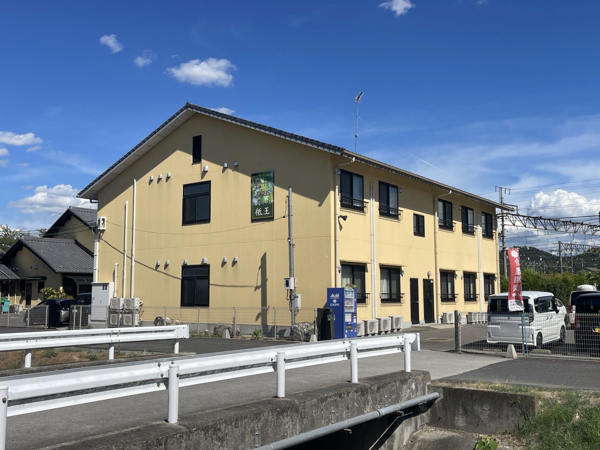 青空の下の建物外観