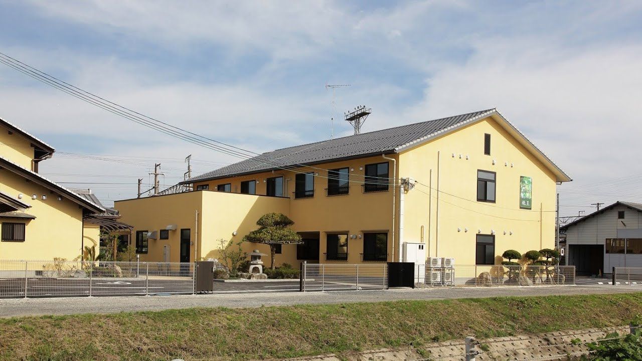 瓦屋根の付いた２階建ての建物。玄関先には暖簾が付いている。