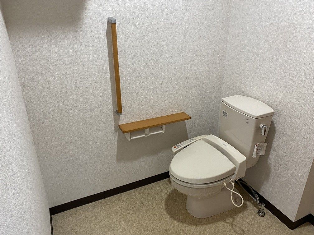 手すり付きのトイレ