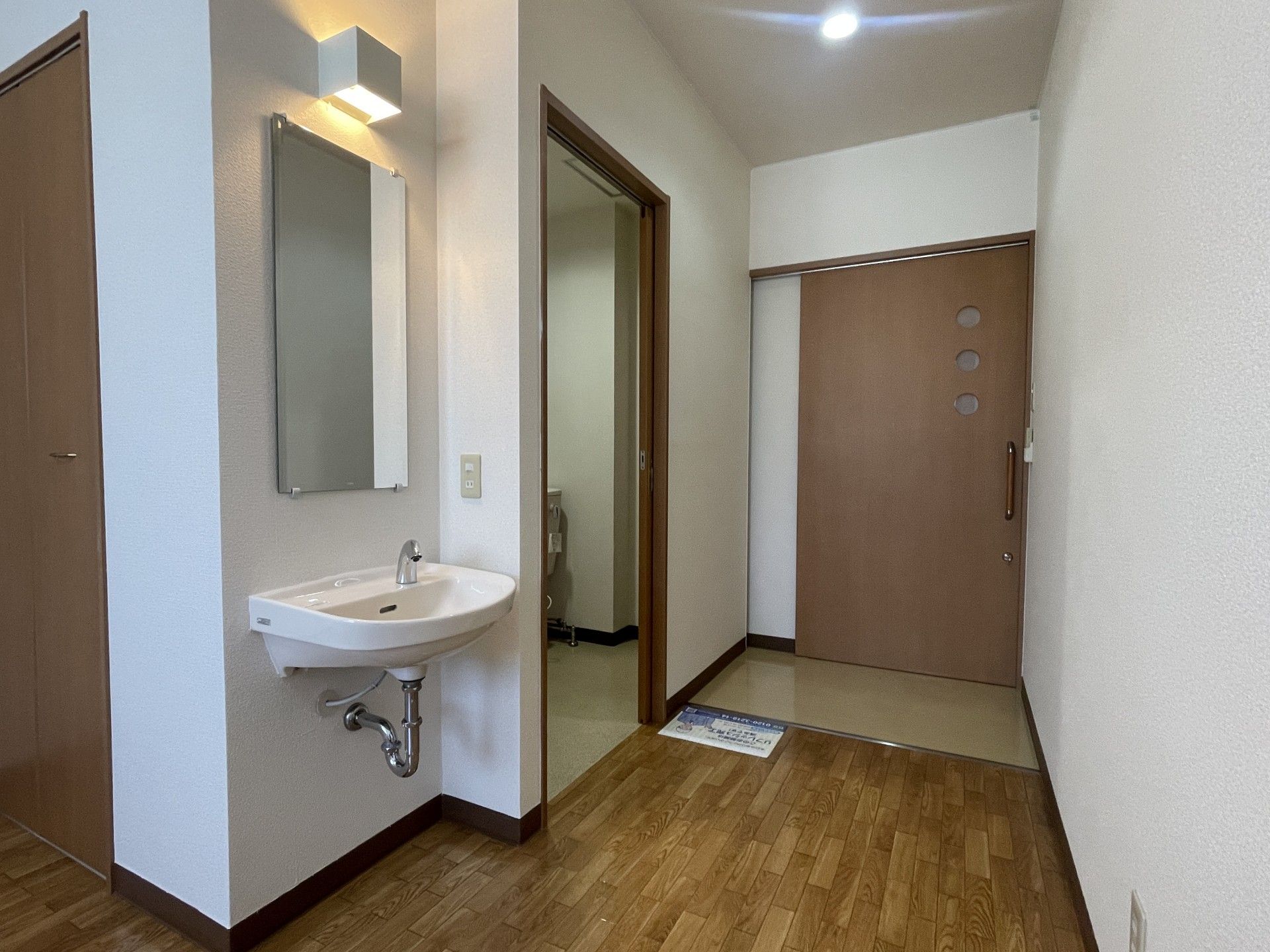洗面台と廊下の様子