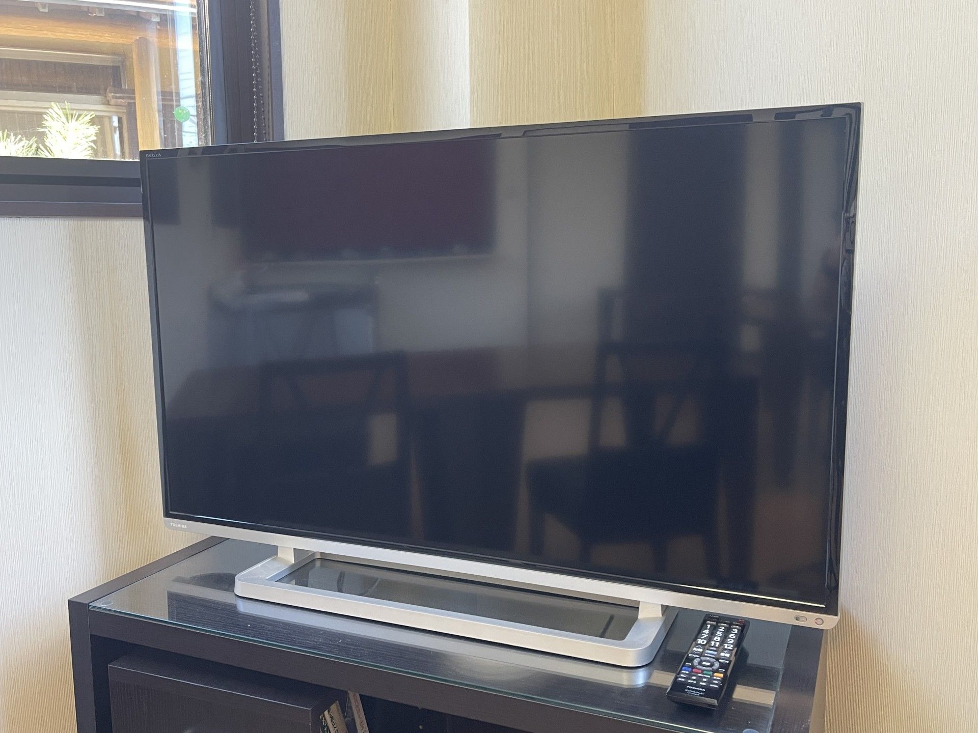 テレビとリモコンの棚