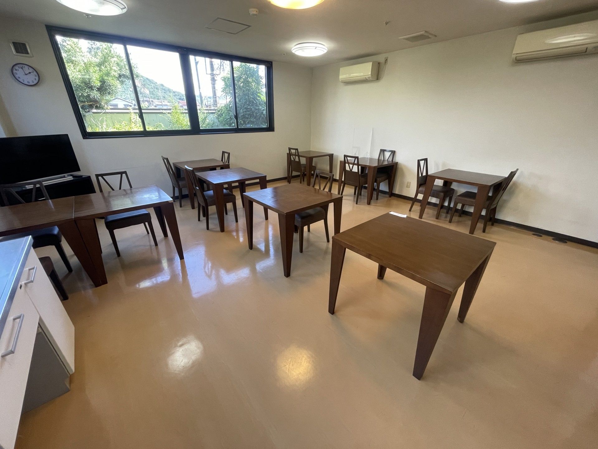 窓際の明るい食事スペース