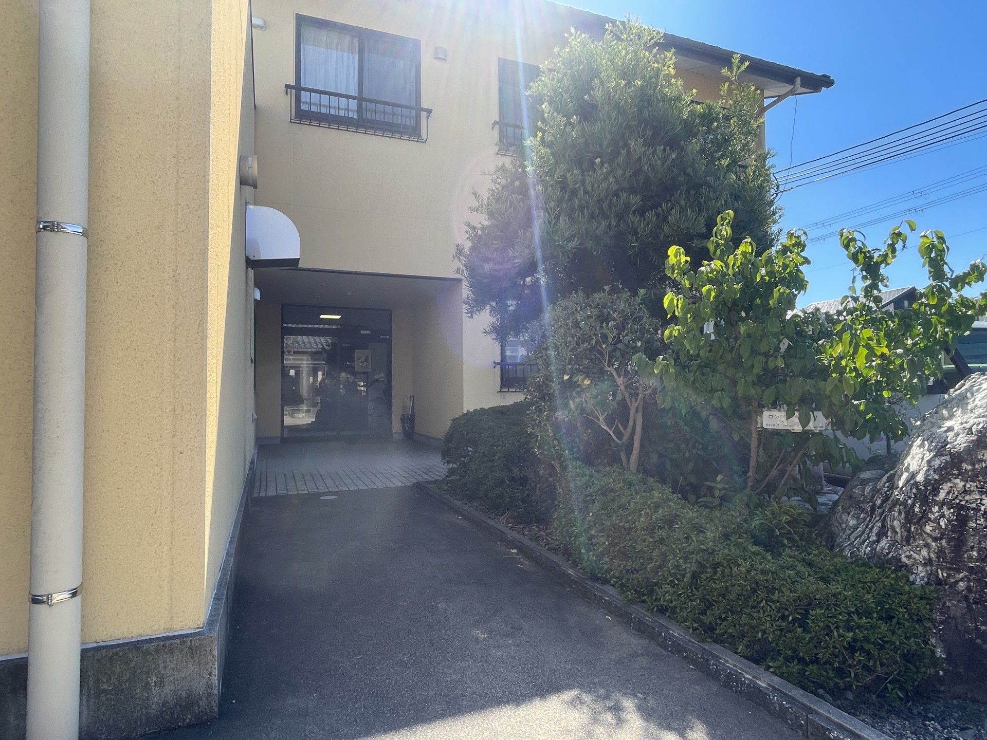 緑に囲まれたエントランス