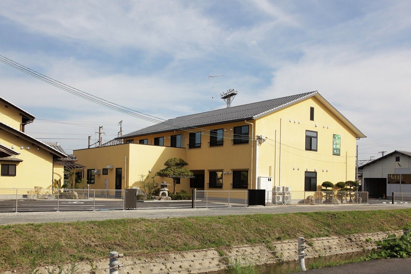 黄色い建物の外観