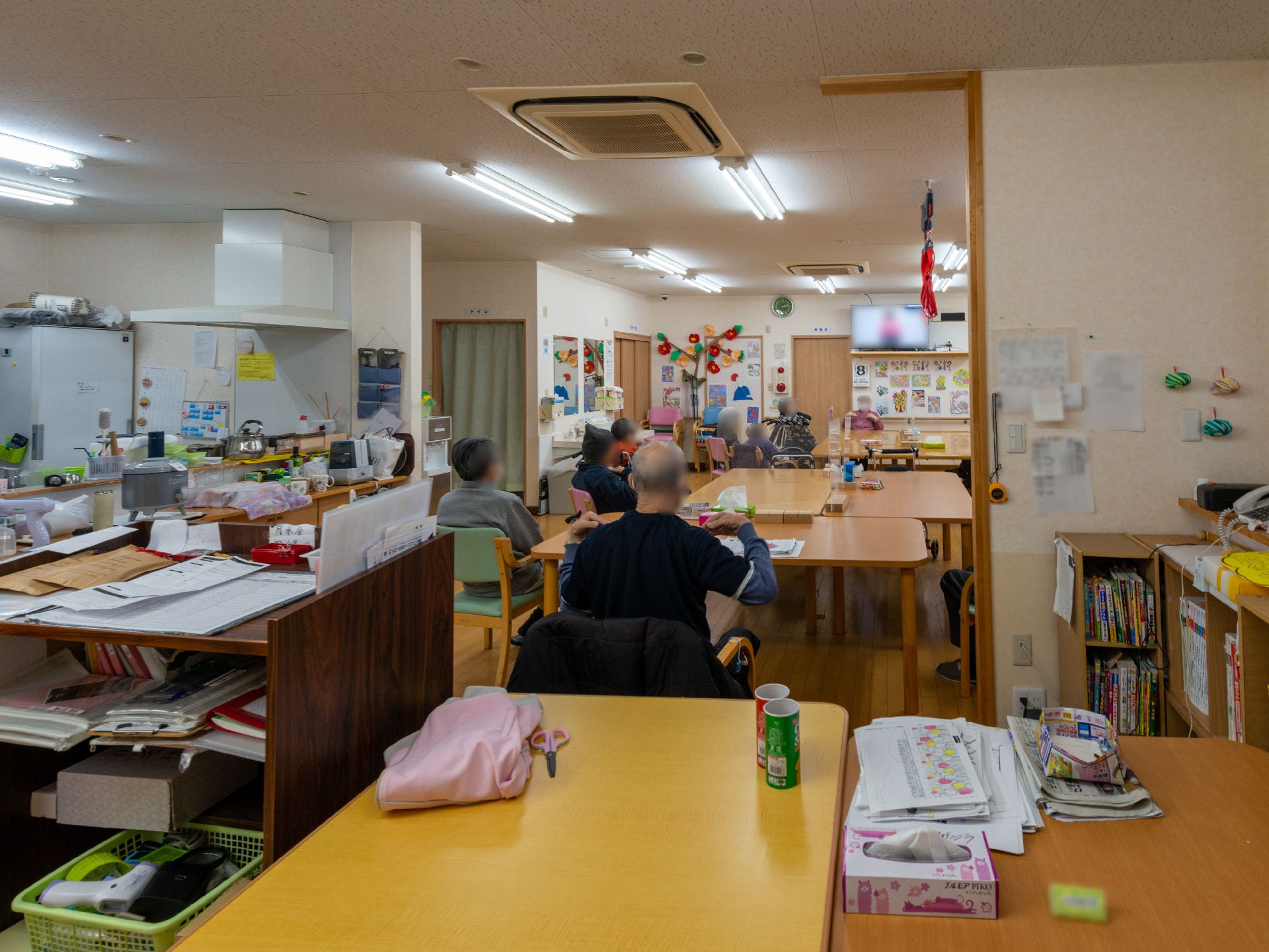 テーブルとイスが置かれている共有スペース