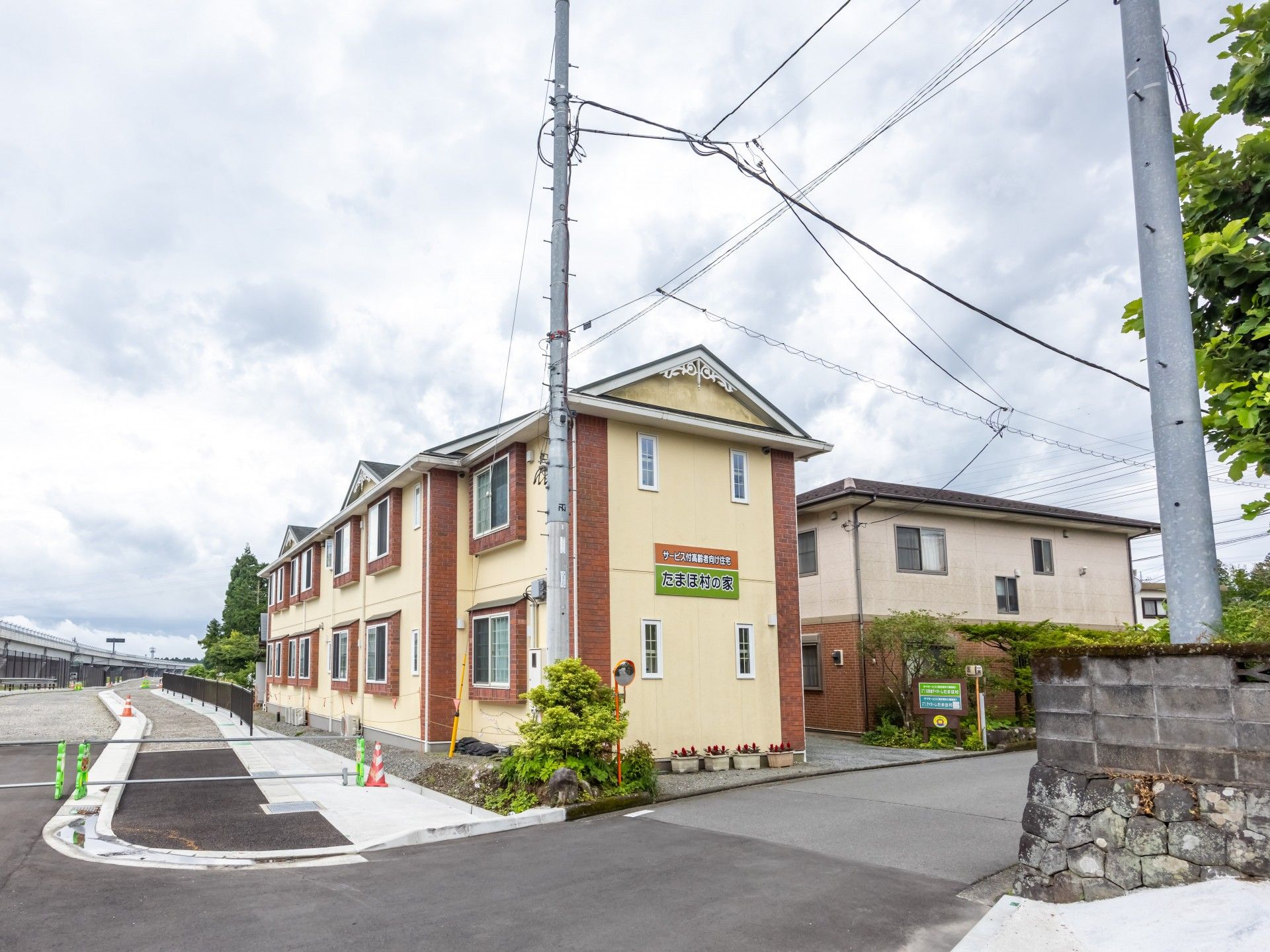 ゆったりとした敷地の施設外観