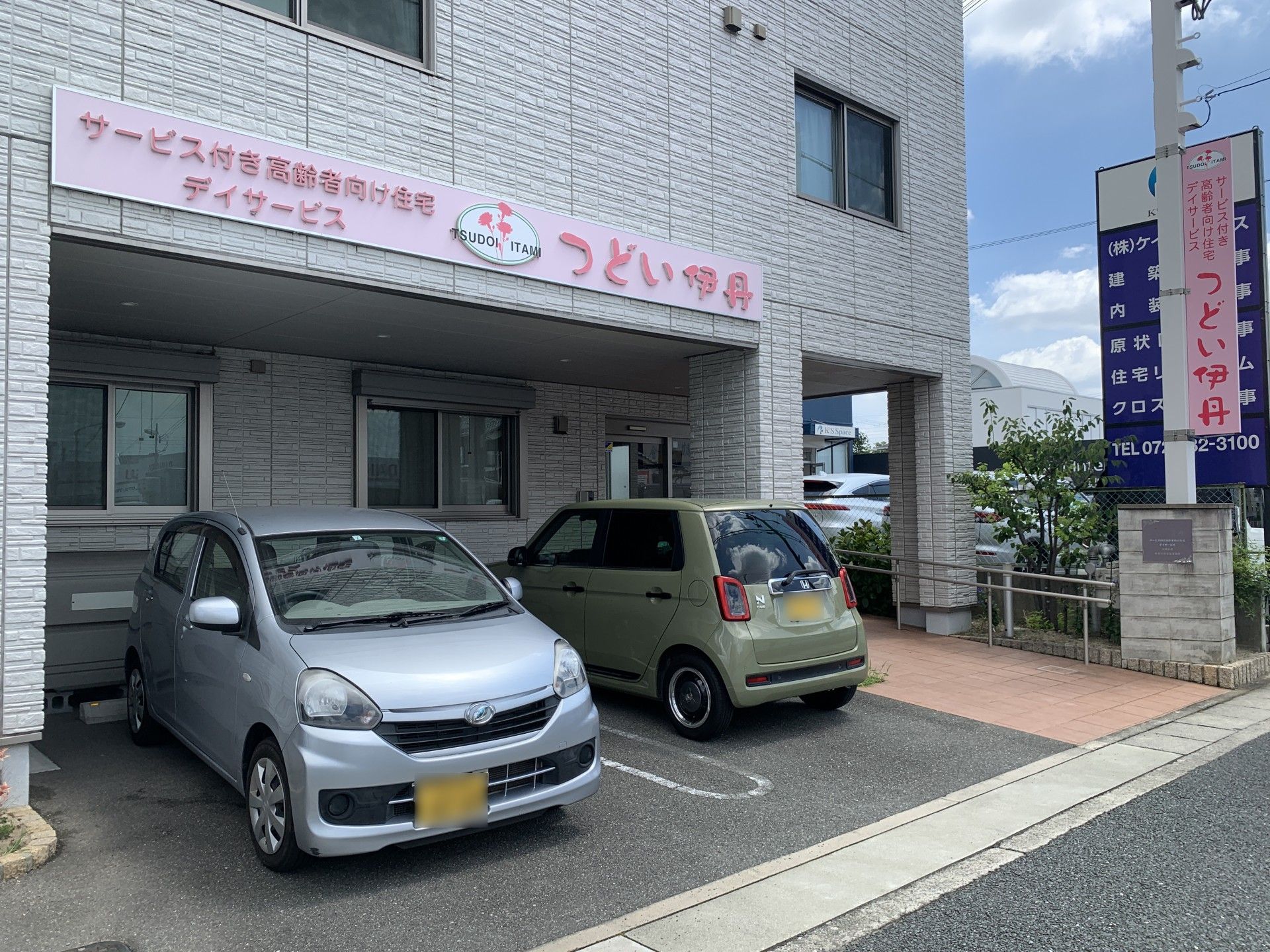 明るい入り口の建物正面