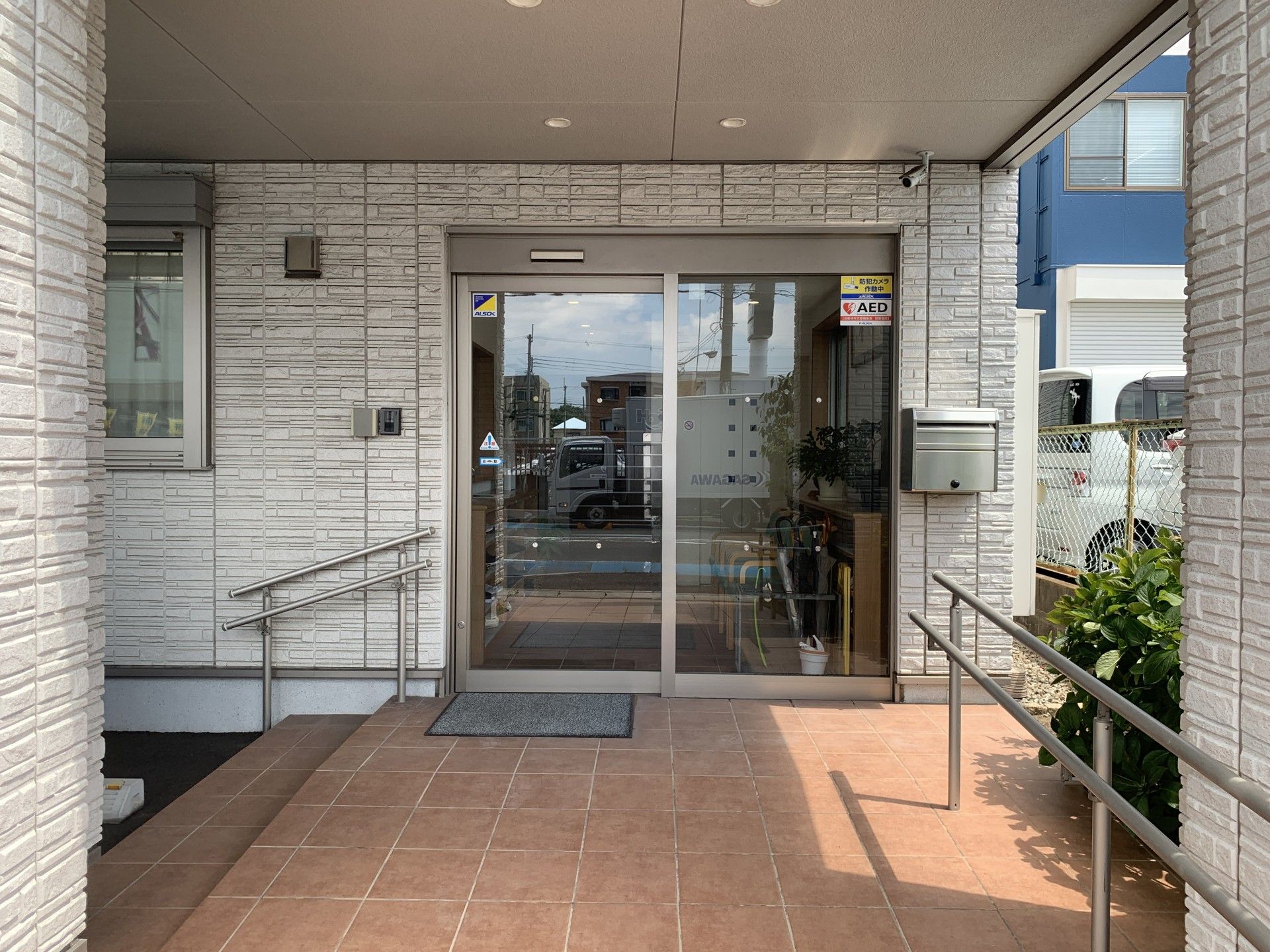明るい入口の施設