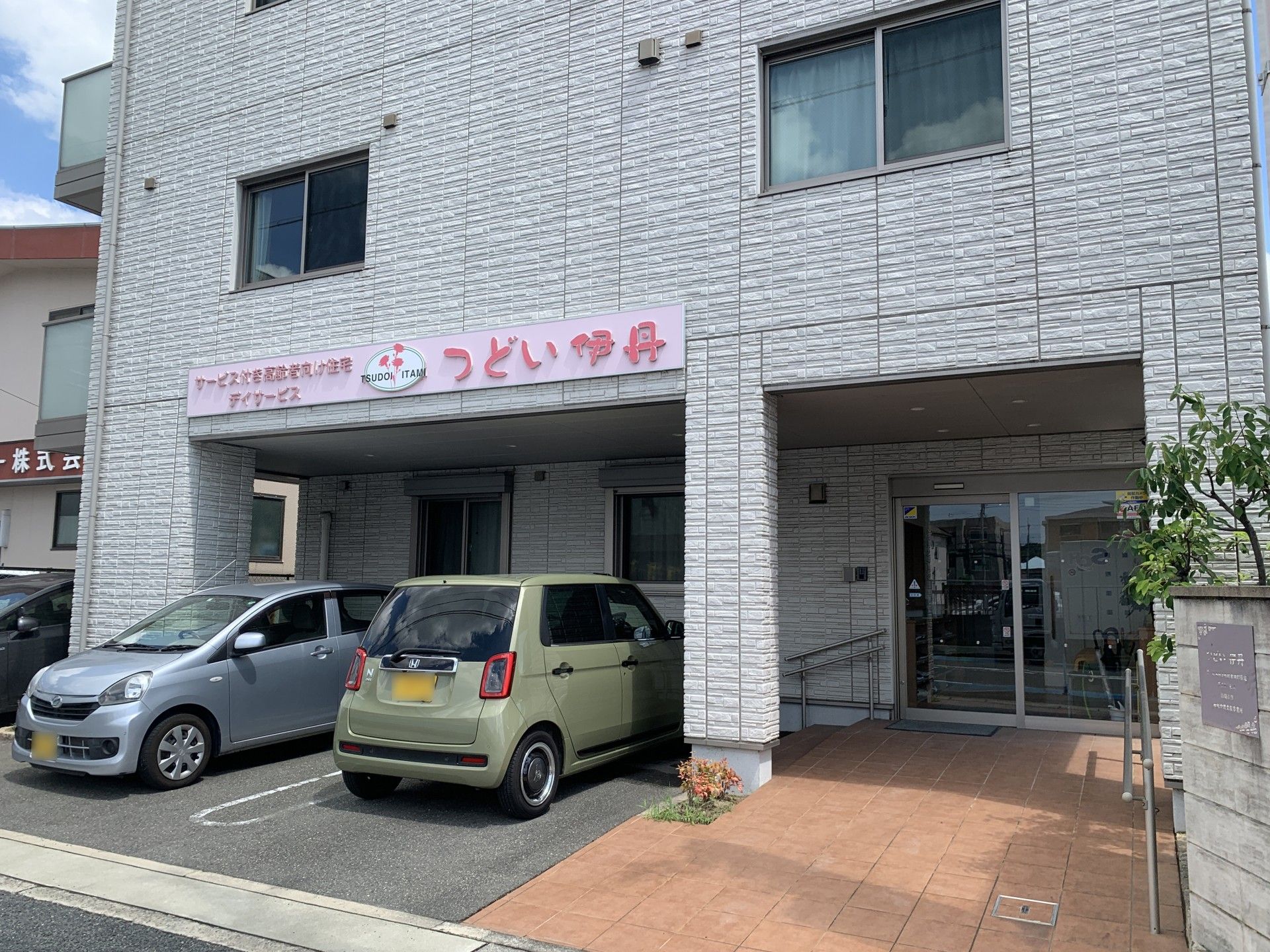 明るい入り口の建物