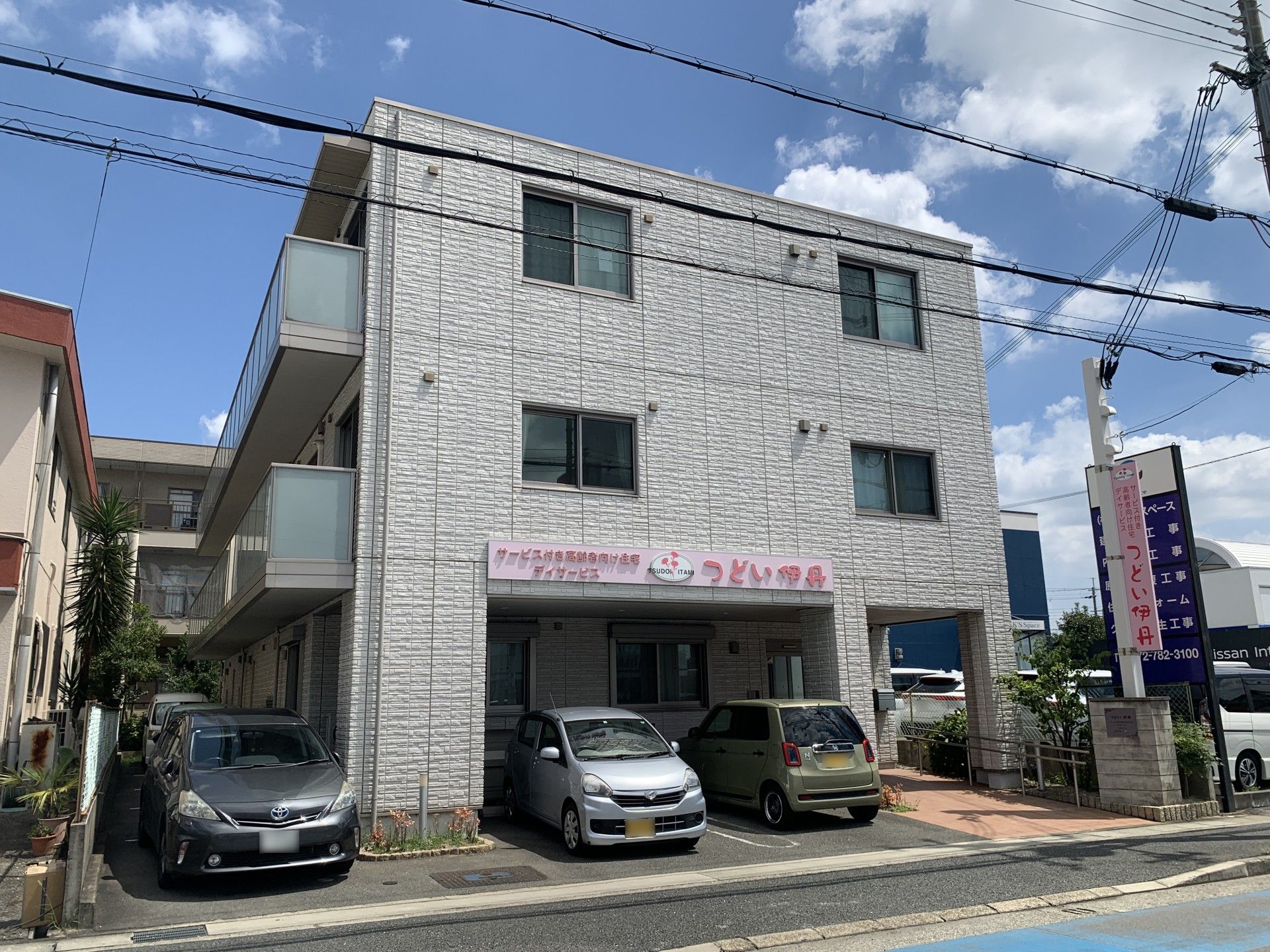 白い建物の外観