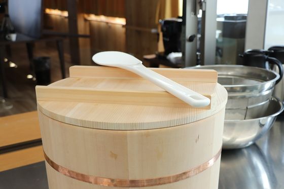 木製の容器としゃもじ