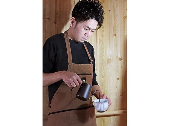 お茶を注ぐスタッフ