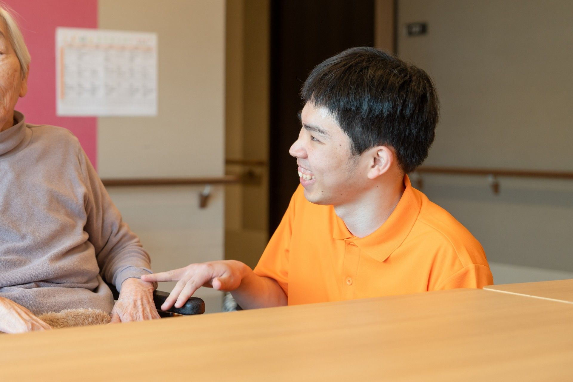 笑顔で会話するスタッフと利用者
