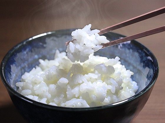 湯気の立つ白いご飯