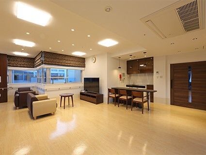 テレビやソファ、ダイニングテーブルセットが置かれたスペースにはキッチンも設置されている。