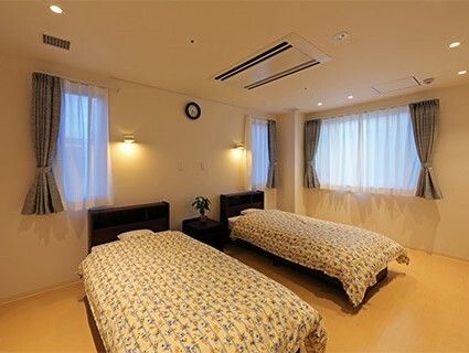 間接照明が多く付き、明るすぎない部屋にはベッドがあり、2台置かれ、それぞれに寝具がセットされている。