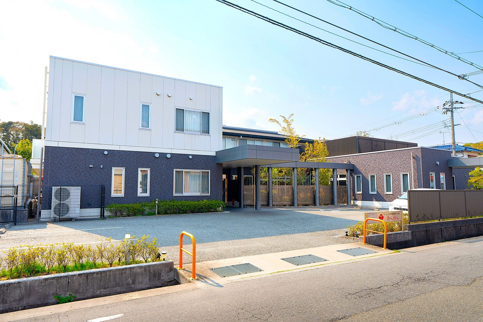 広い駐車場のある建物