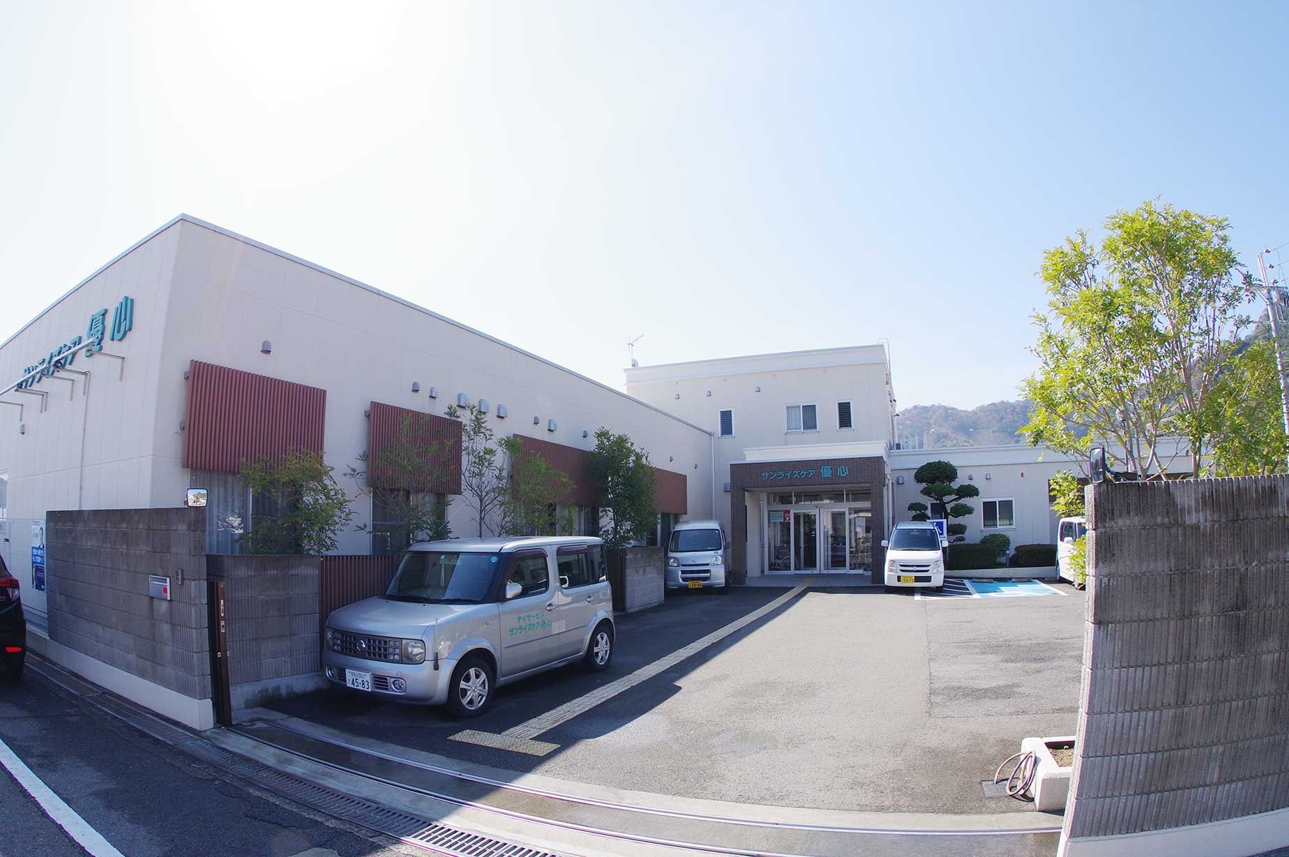 広い駐車場のある建物