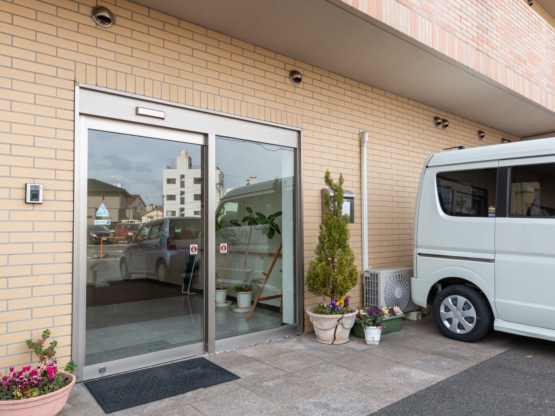 エントランスと送迎車