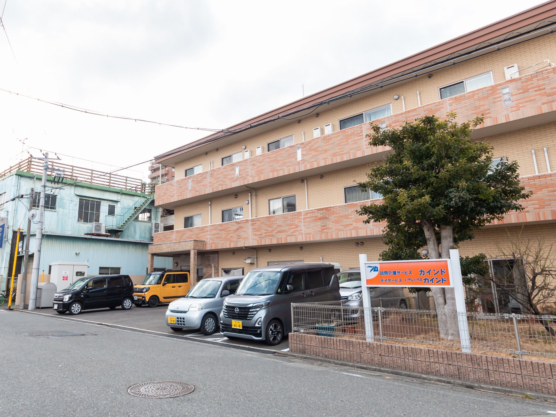 駐車場のある建物外観