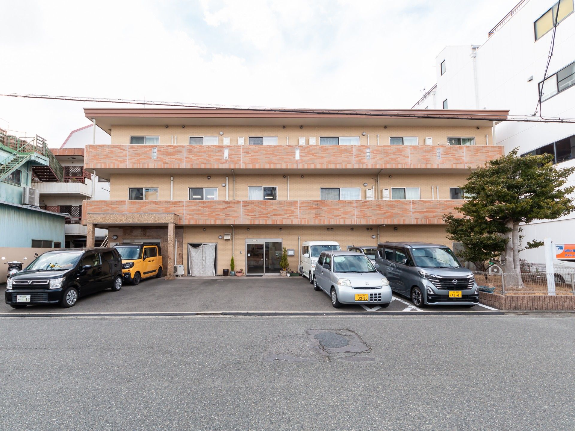 駐車場のある建物外観