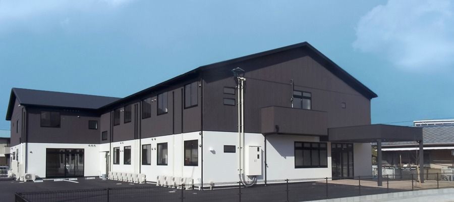 落ち着いた外観の建物