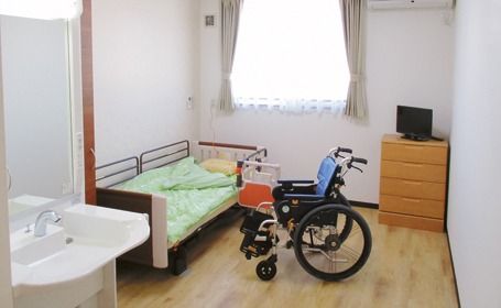 車椅子とベッドのある部屋